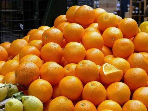 Выбирать апельсины в магазине по цвету не имеет смысла