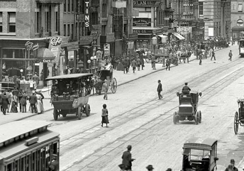 Два транспортных средства на электрической тяге: слева — автобус: справа — такси. Бродвей на Таймс-Сквер. 1905