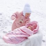 Как выбрать зимний комбинезон для новорожденного?