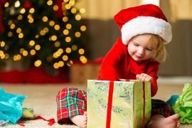 Корпоративные подарки детям на Новый год: от сладостей до развивающих наборов