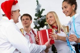 Варианты корпоративных подарков на Новый год сотрудникам и начальнику (необычные и оригинальные)